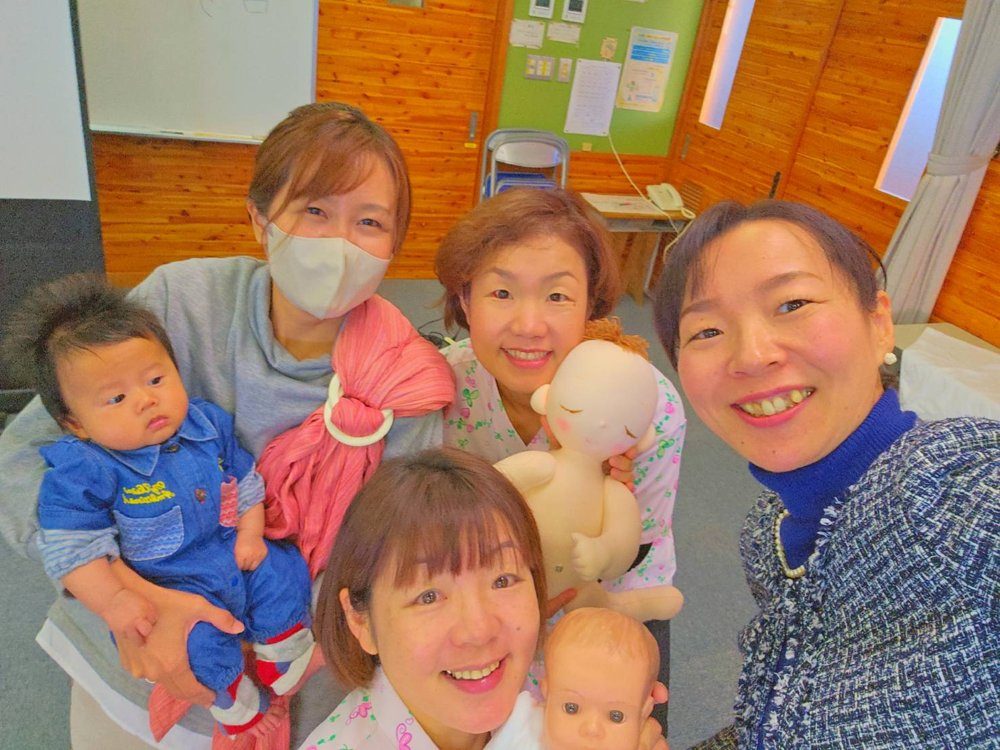 赤ちゃんとお母さん、助産師仲間と